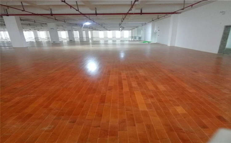 橡膠木實木運動地板價格是多錢？