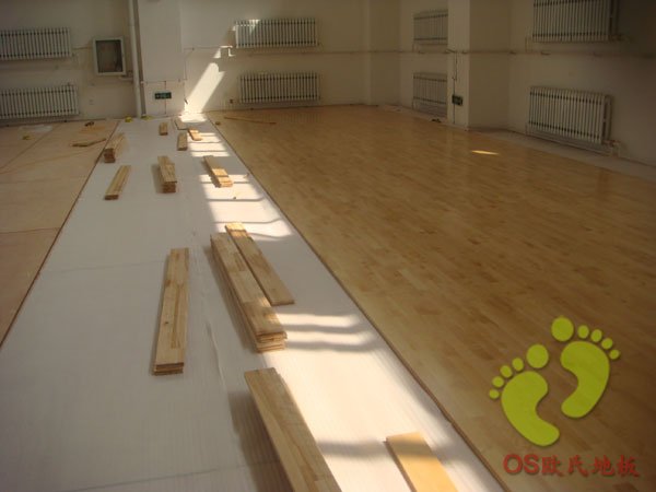 沈陽九十九中學(xué)籃球館運(yùn)動木地板鋪設(shè)過程中