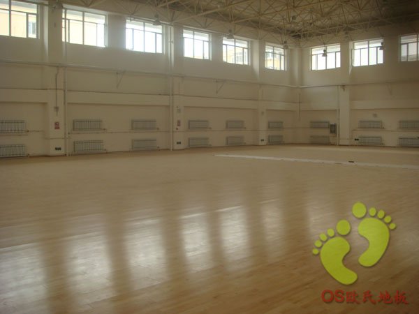 沈陽九十九中學(xué)籃球館運(yùn)動木地板鋪設(shè)過程中